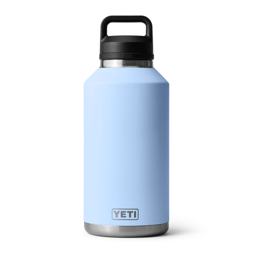 YETI Rambler® Water Bottle 64oz con Chug Cap - Sky Blue (Azul Cielo)